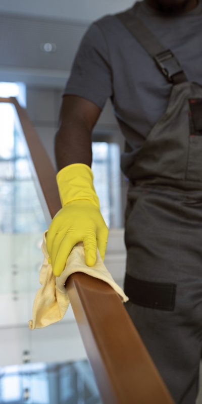 barandilla-limpieza-hombre-angulo